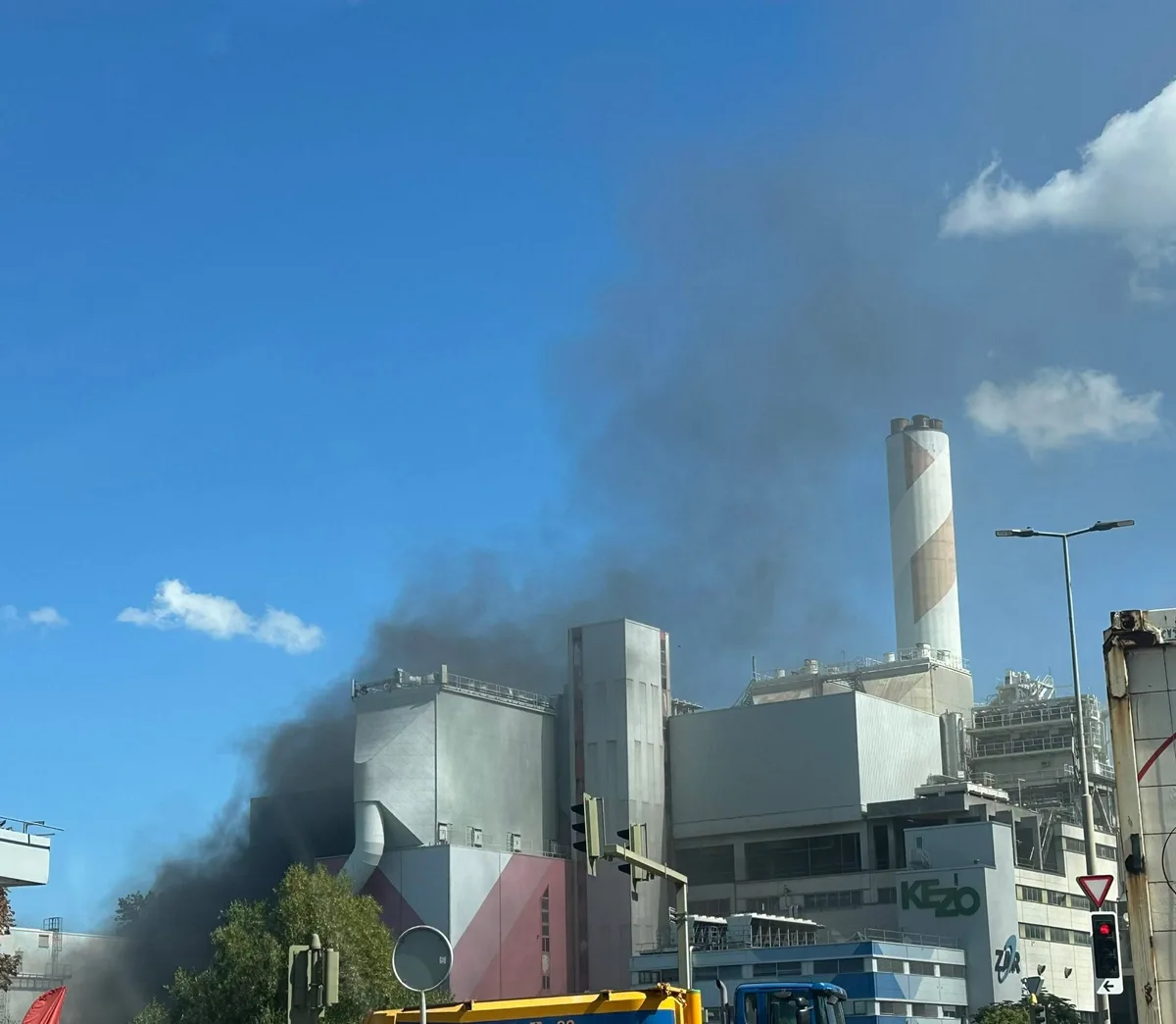 Bei der Kezo stieg dunkler Rauch auf. Über der Kezo in Hinwil steigt Rauch auf.